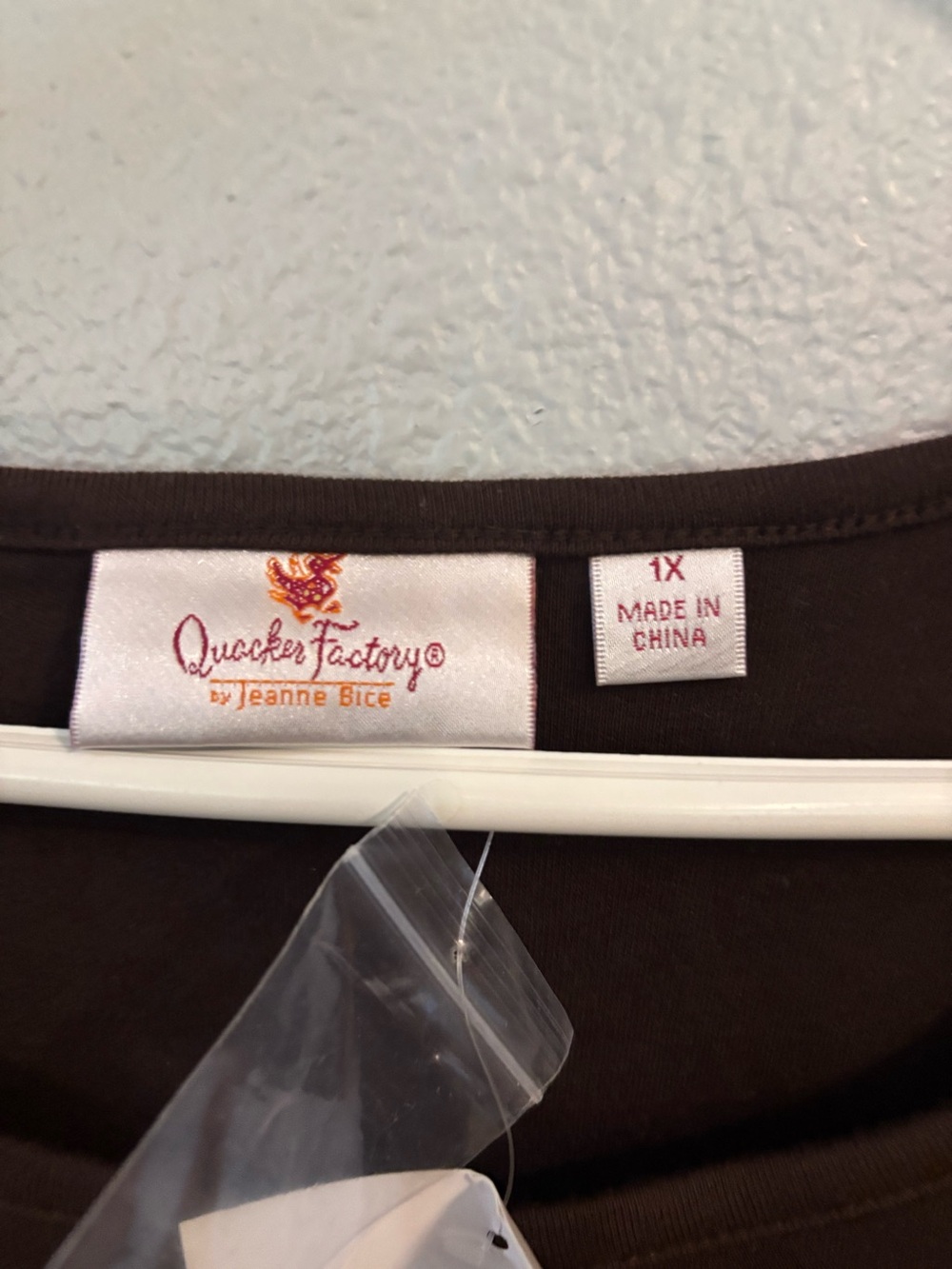Quacker Factory NWT Brown With Red Embroidered Roses And Rhinestones Top  1x - Picture 3 of 3